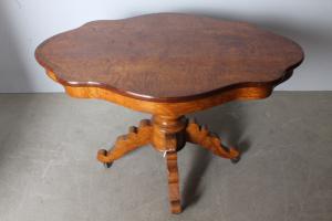 Mesa antiga de nogueira do século XIX em forma de biscoito, Luís Filipe. Cm 115 x 78. Altura cm 72